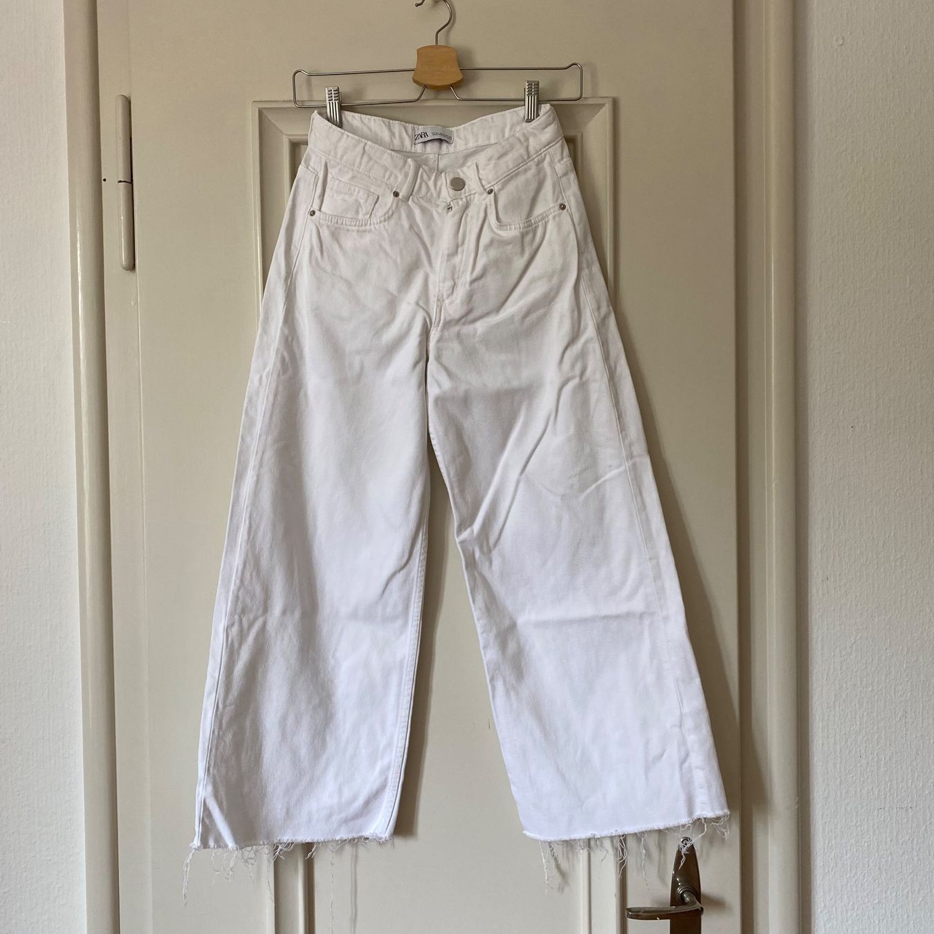 Zara Jeans: Weisse 3/4 Hose von Zara – Nuovo (secondo la descrizione) da Luzern venduto da champagnelaury