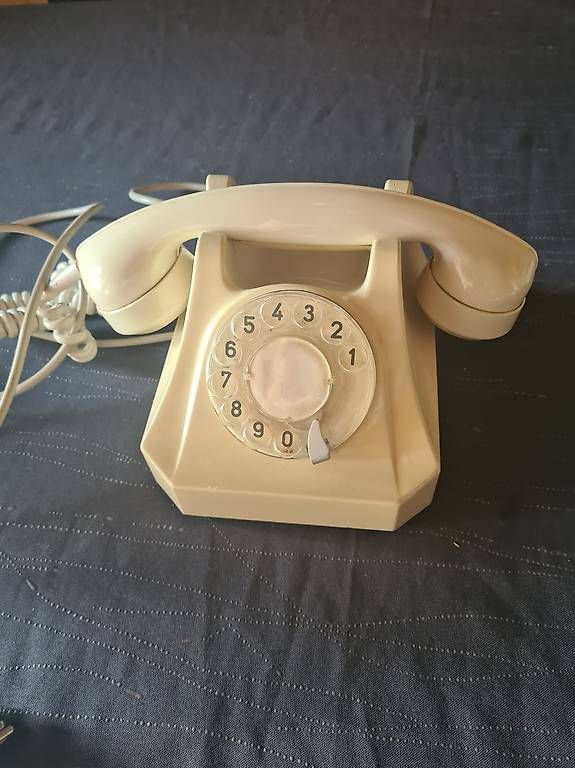 Telefoni: téléphone en bakélite blanc – Usato da Cossonay-Ville venduto da bricbroc
