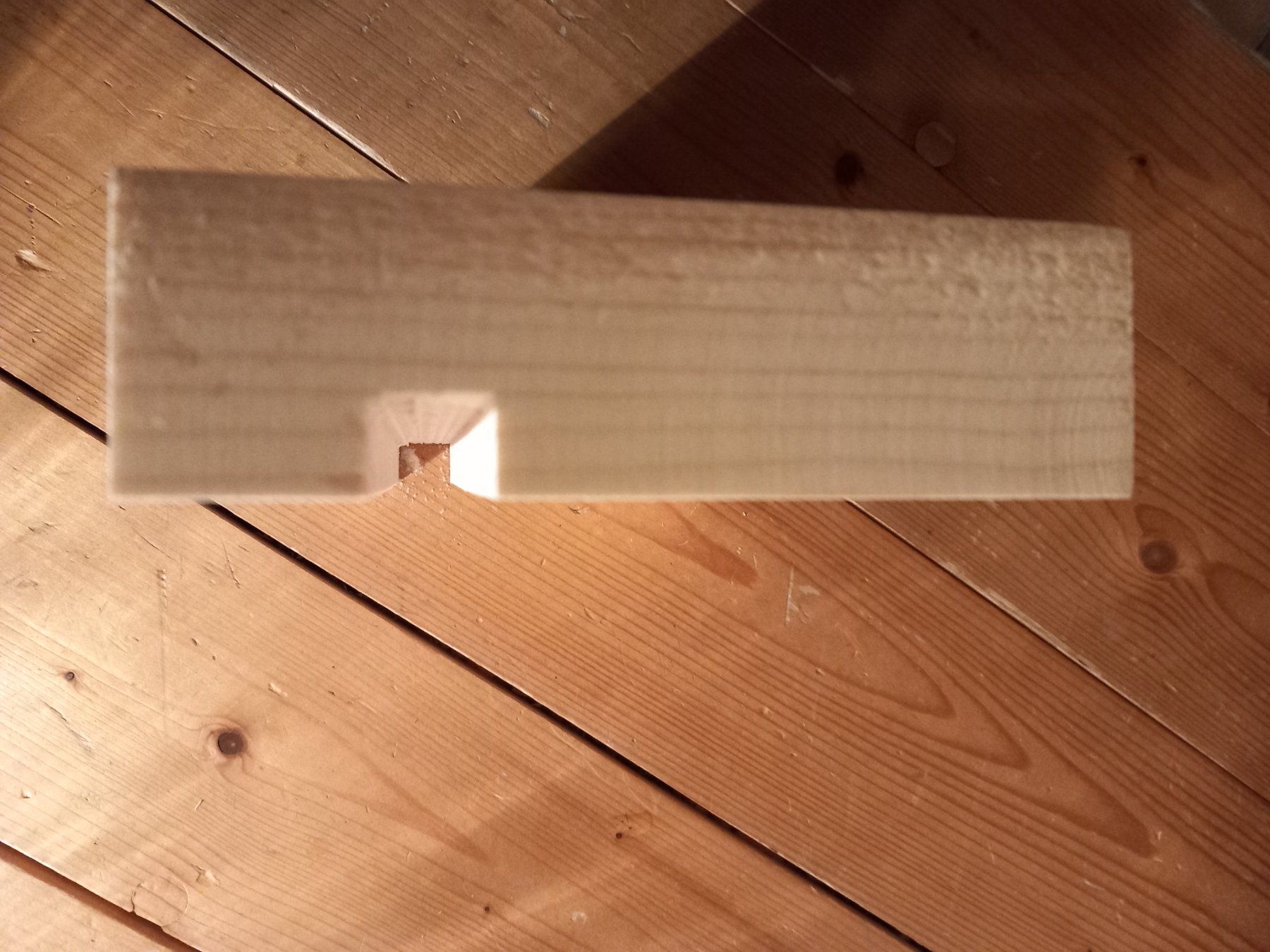 Supporti a parete: IPhone-Natelhalter aus Holz – Usato da Steffisburg venduto da Bosihalte-Salbei 2