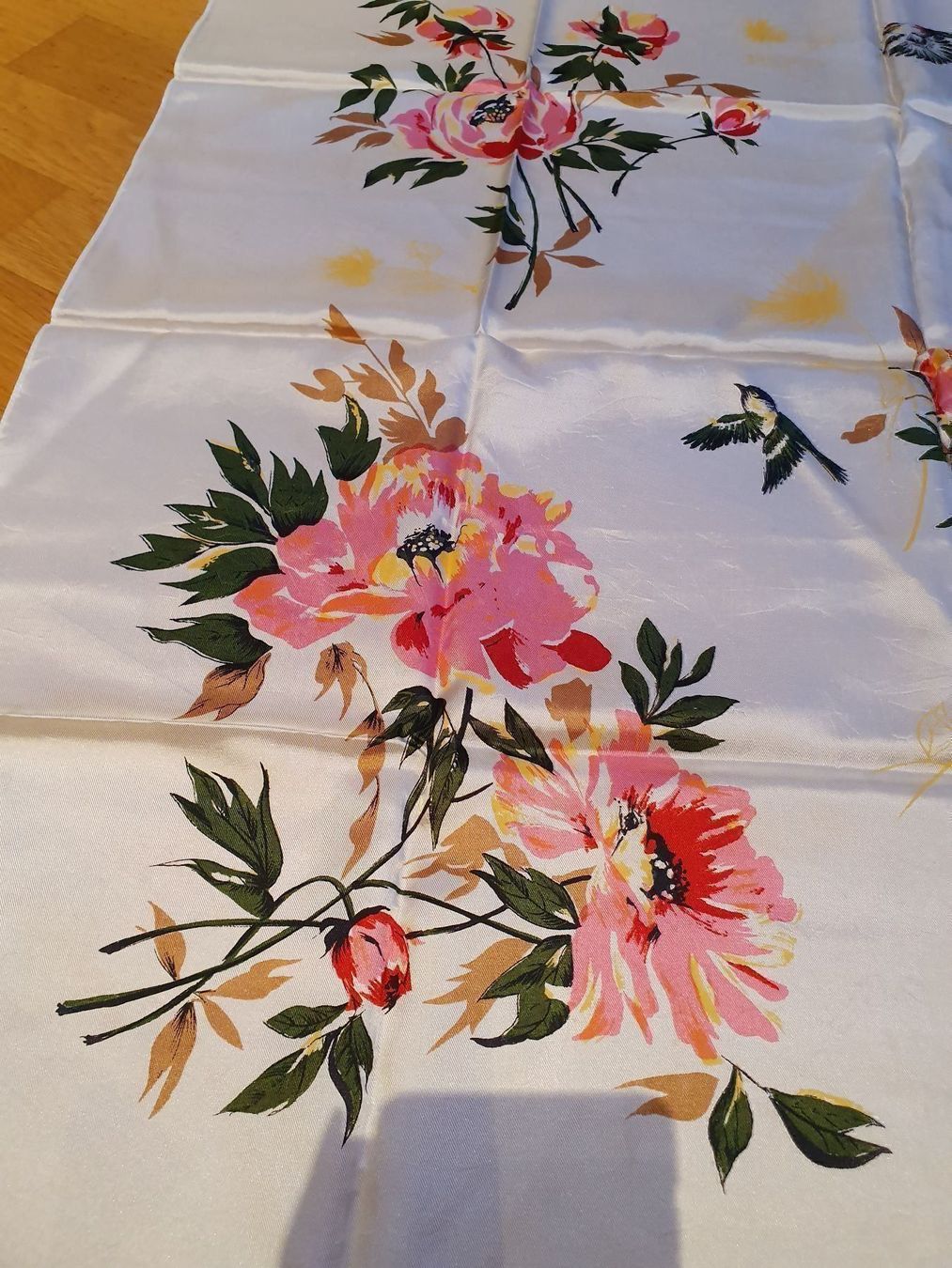 Foulards, Tücher & Schals: Weisses Satin Foulard handbemalt – Gebraucht aus Ferden von jemyce 1
