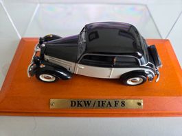 Modellauto DKW IFA F8 schwarz/beige auf Holzsockel