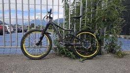 VTT Enduro tout suspendu, jantes jaunes, prêt pour l'été!