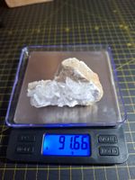 Ein Mineral mit kleinen blättrigen Kristallen