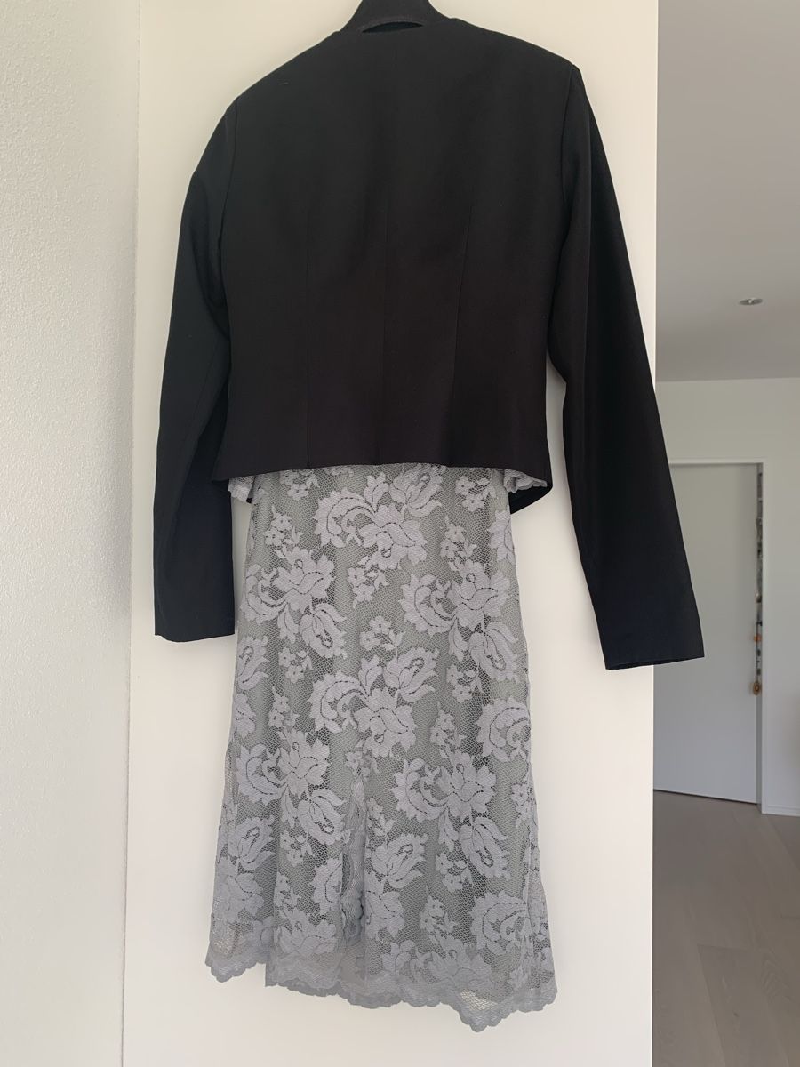 Kleider: Silberfarbenes Designer-Kleid mit schwarzem Blazer, Gr. 36 – Neu (gemäss Beschreibung) aus Schwanden GL von Cicala 2