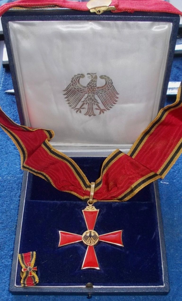 Medaillen: Grosses Verdienstkreuz – Gebraucht aus Basel von OrdenMax