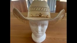 Glamouröser Cowboyhut mit Strass und Fransen