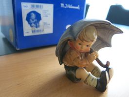 Hummel Göbel Figur Jungen mit Regenschirm  HUM 152 / A /20