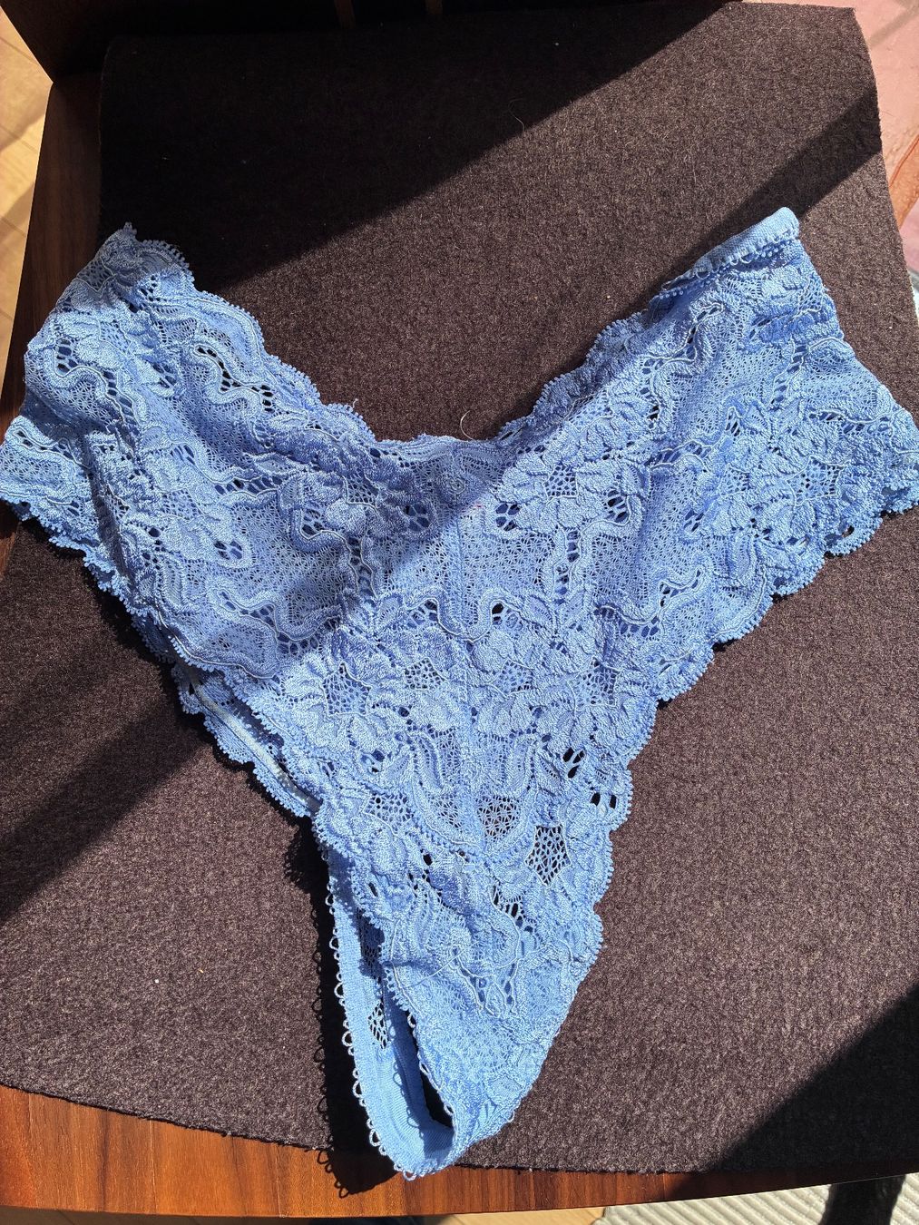 Altra biancheria intima: Hellblauer Tanga Spitzenslip von valisere – Usato da Alpnach Dorf venduto da marvo