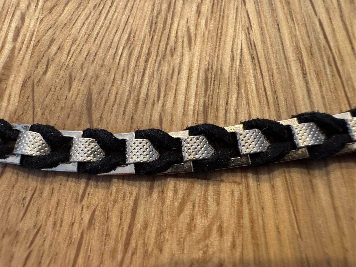 Armbänder & -reifen: Armband schwarz/gold – Gebraucht aus Dübendorf von ZiKarten