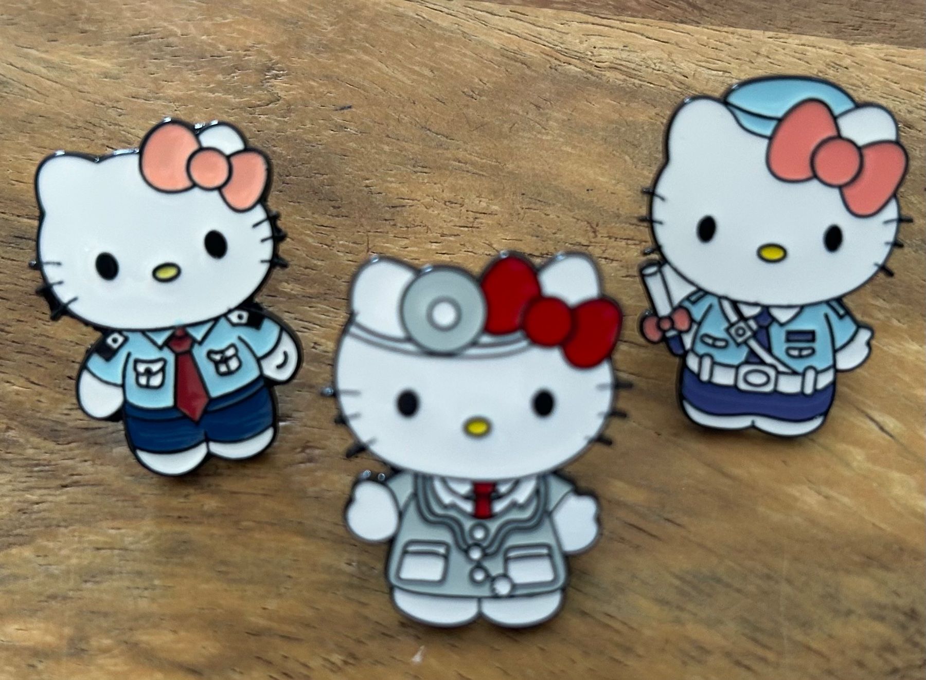 Plaquettes & Badges: 3x Pin Hello Kitty – Neuf avec emballage d'origine à Geneve par vane267
