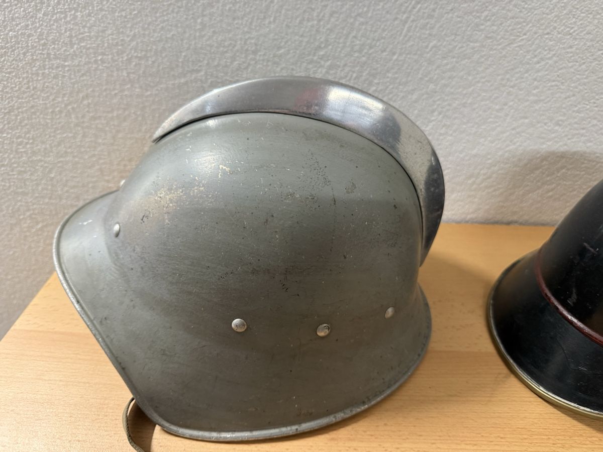Abbigliamento & accessori d'epoca: Feuerwehr Antike Helme  – Usato da Widnau venduto da RetoW01 3