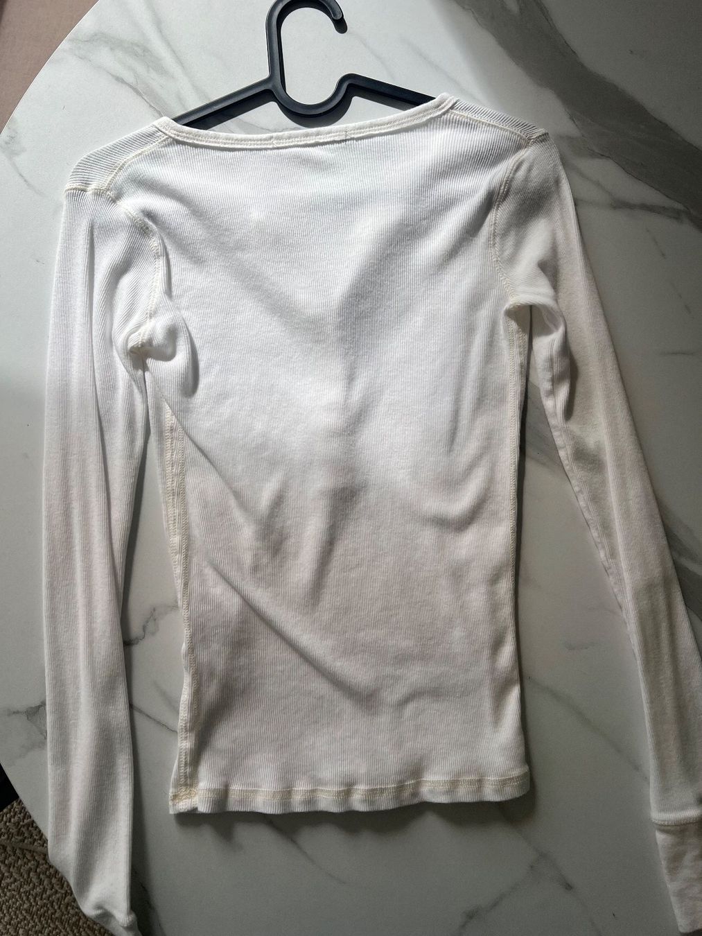 Brandy Melville Top: Henly Top Brandy Melville White – Nuovo (secondo la descrizione) da Ebmatingen venduto da Charliz 1