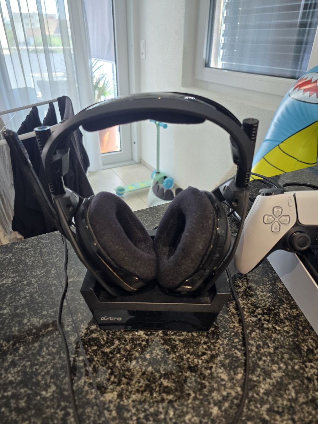Astro Gaming Cuffie: Headset Astro A50+PS5 Controller und Ladestation – Usato da Niederbipp venduto da Tiffany1771