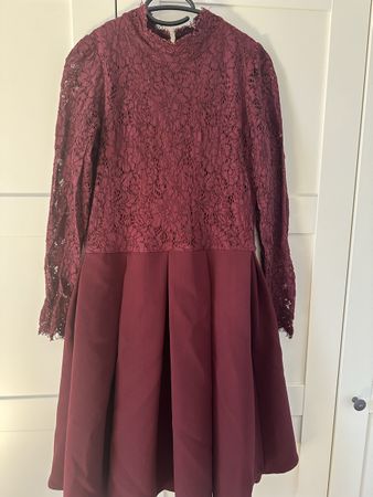 Kleid mit spitzenärmel