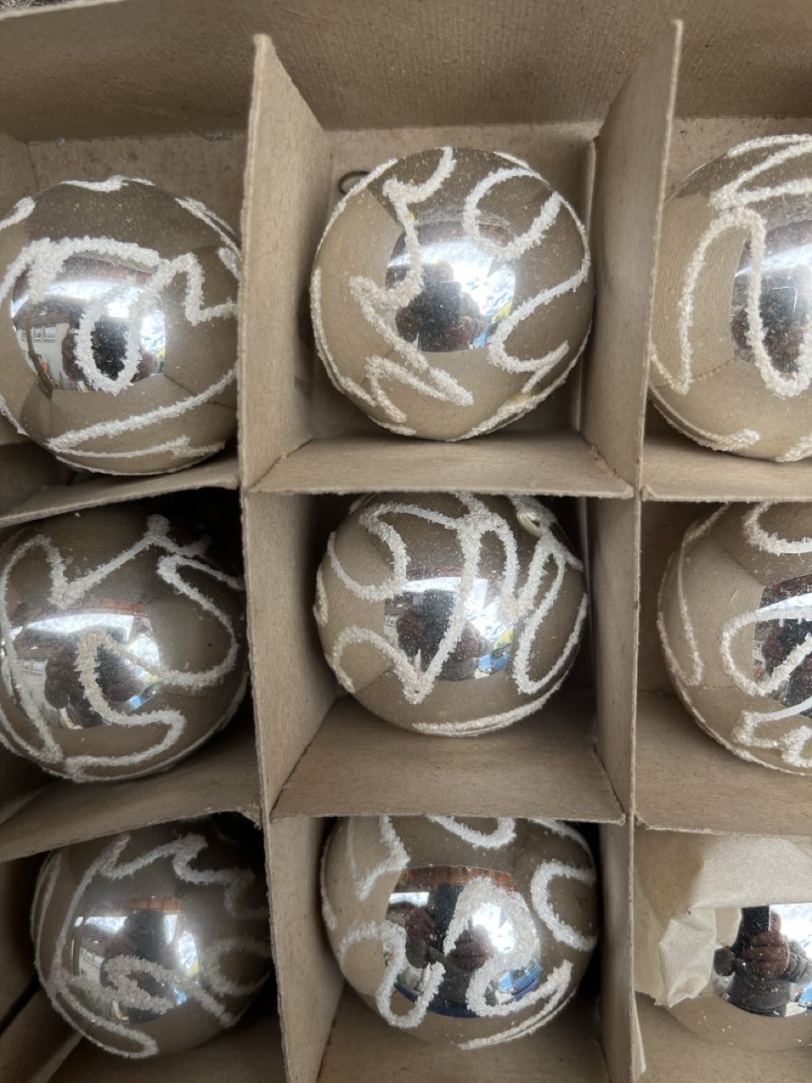 Tutte le decorazioni: Alte Weihnachtskugeln silber mit Dekor im Karton gebraucht – Usato da Brienz BE venduto da hey_z9vg 1