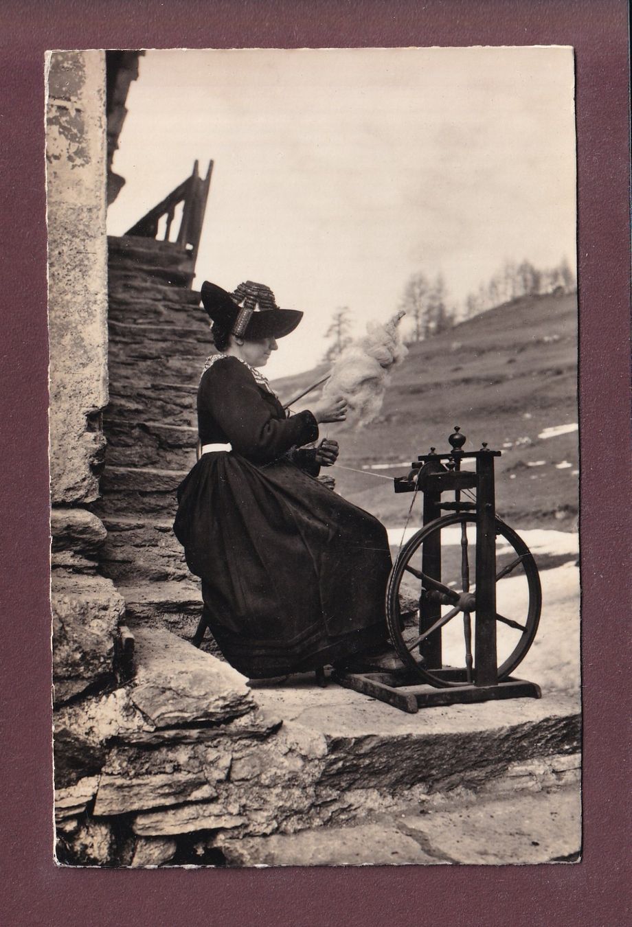 Cartoline postali: FILEUSE à VILLA - Costume d'Evolène – Usato da Pully venduto da nicecards