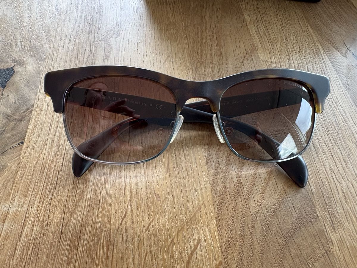 Prada Occhiali & Lenti: Prada Sonnenbrille wie neu – Usato da Wädenswil venduto da Flain