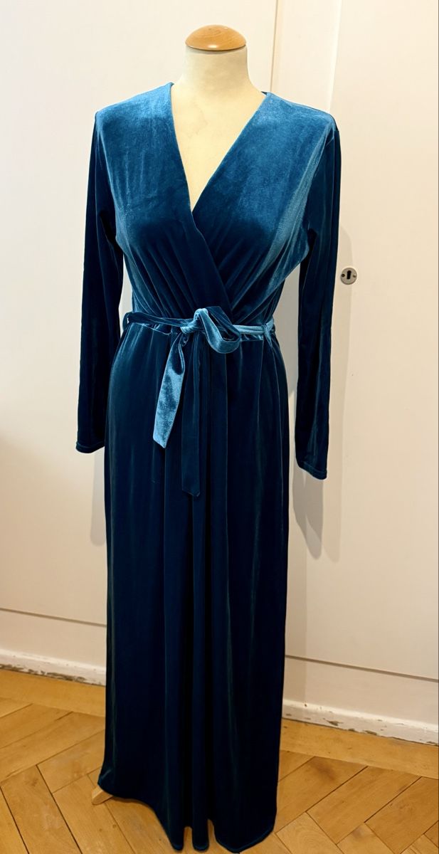Kleider: Robe de soirée en velours – Neu und originalverpackt aus Le Locle von tchanatakoua