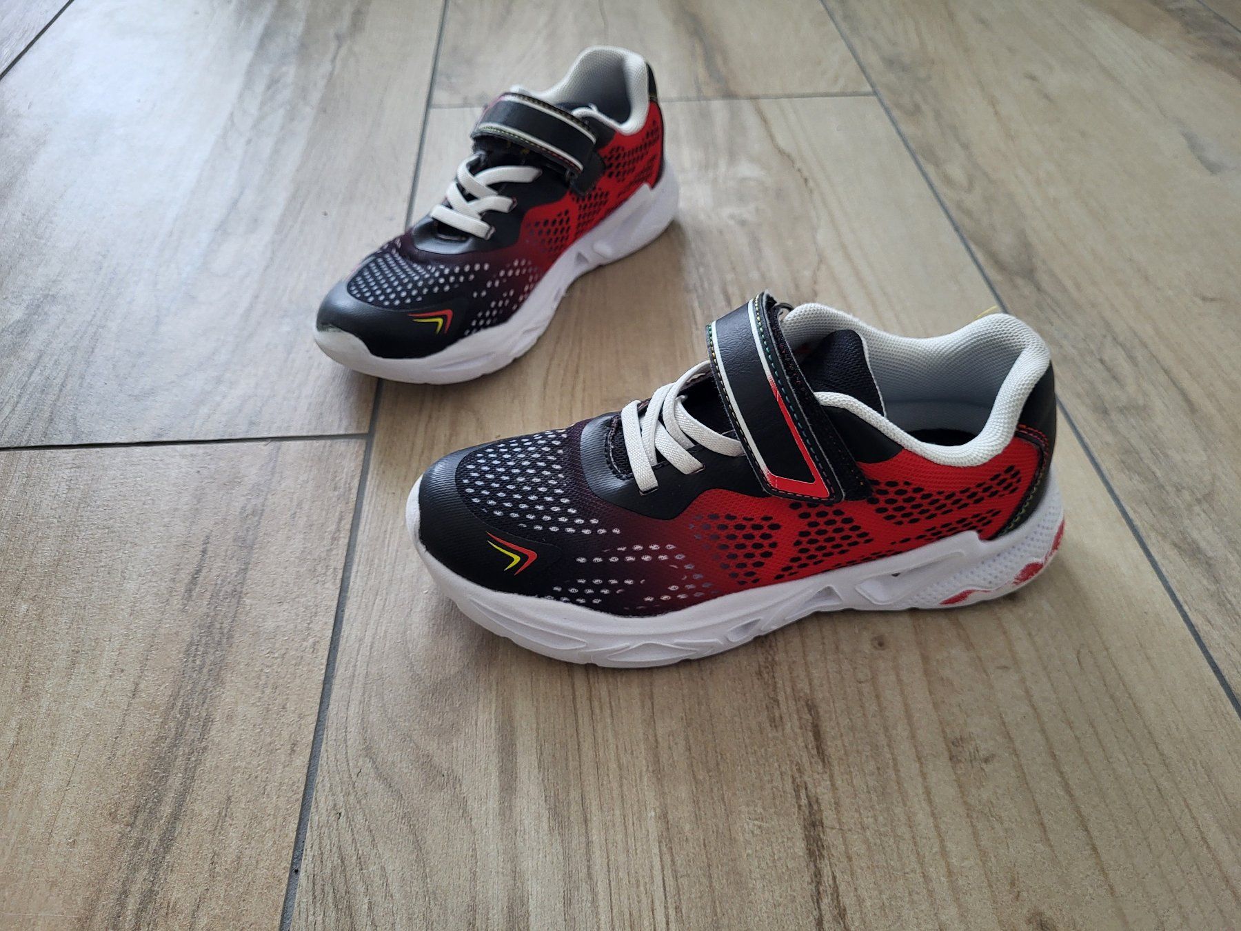Victory Chaussures garçon: Baskets de salle enfant T33 – D'occasion à Vucherens par Marine-DM 1