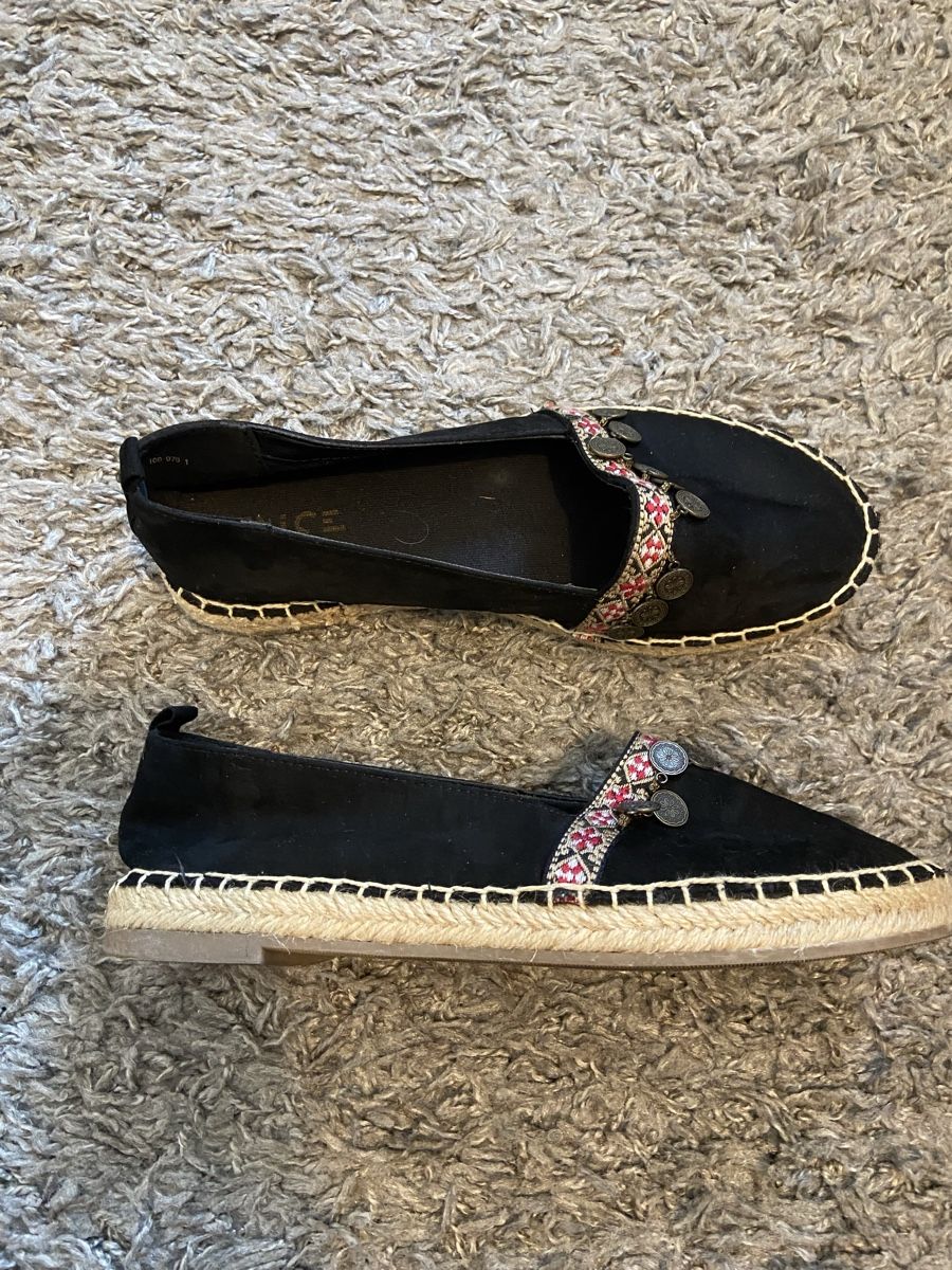 Damenschuhe: Schwarze Espadrilles mit Münzen, Grösse 37 – Gebraucht aus Bern von rah_fpy5 1