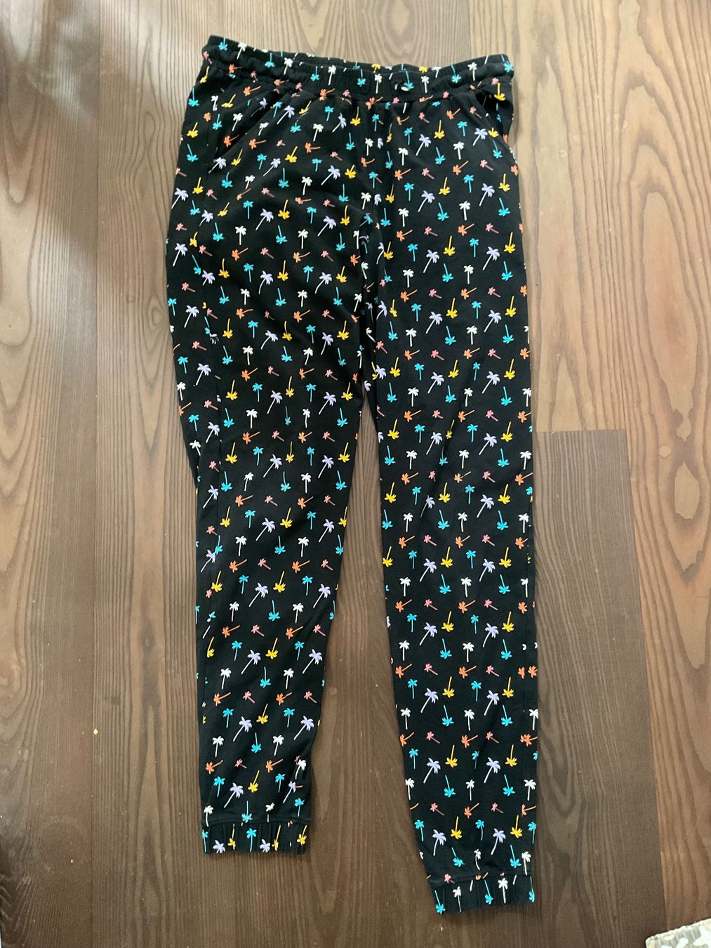 Hosen: Schwarze Sommerhose mit Palmenmuster, Gr. 176 – Gebraucht aus Dielsdorf von sissy04