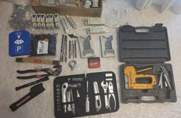 Werkzeugkoffer mit Tackern, Bohrer, Zangen & mehr – für Heim