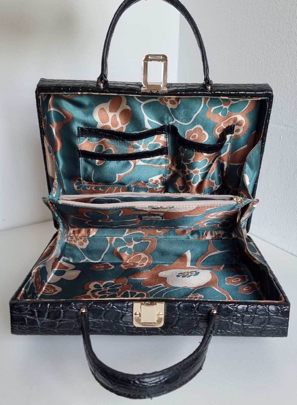 Guess Borse: Einzigartige Vintage GUESS Handtasche – Usato da Gontenschwil venduto da shop2hand 4
