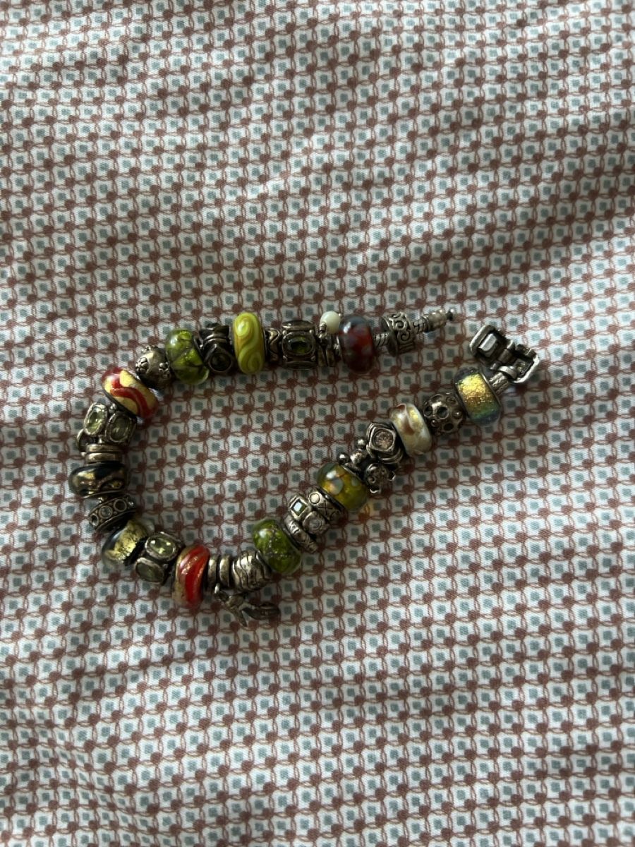Bracciali & Braccialetti: Bettelarmband mit bunten Glasperlen und Silber teile – Usato da Olten venduto da AtelierSecondhand23 2