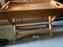 Butlertisch mit abnehmbaren Tablett