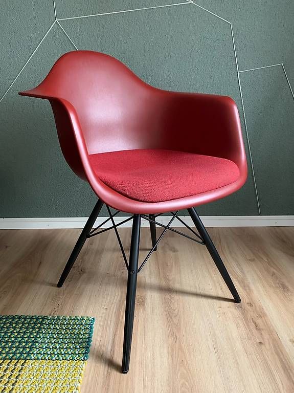 Vitra Sedie: Vitra Plastic Armchair – Oxide Red – Usato da Gossau SG venduto da kognit 1