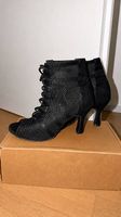 Schwarze High Heels Ankle Boots mit Schnürung (Gr. 39)