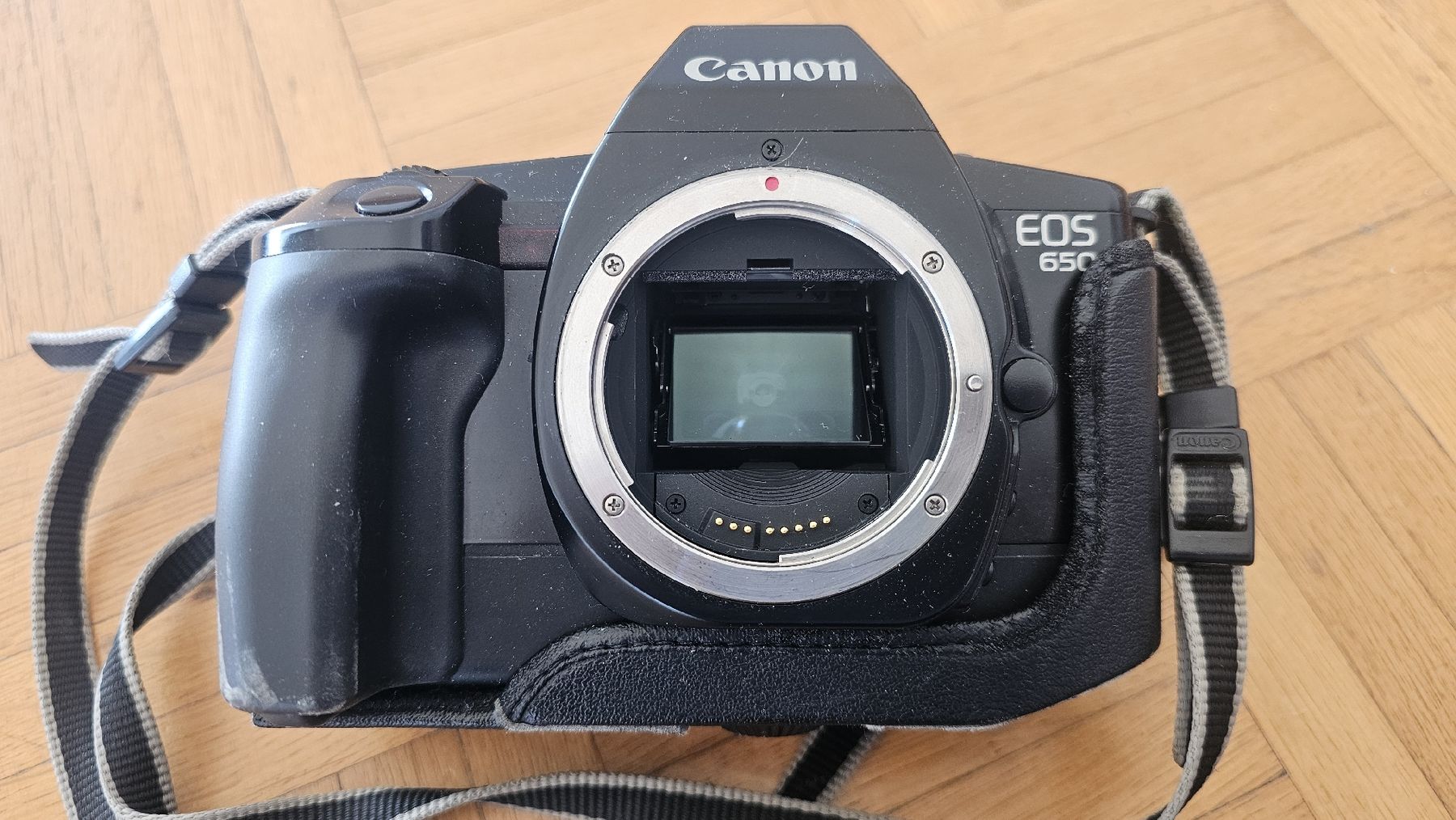 Canon Kamera: Canon EOS 650, Spiegelreflexkamera, analog, ohne Objektiv – Gebraucht aus Bottmingen von Jbilli 2