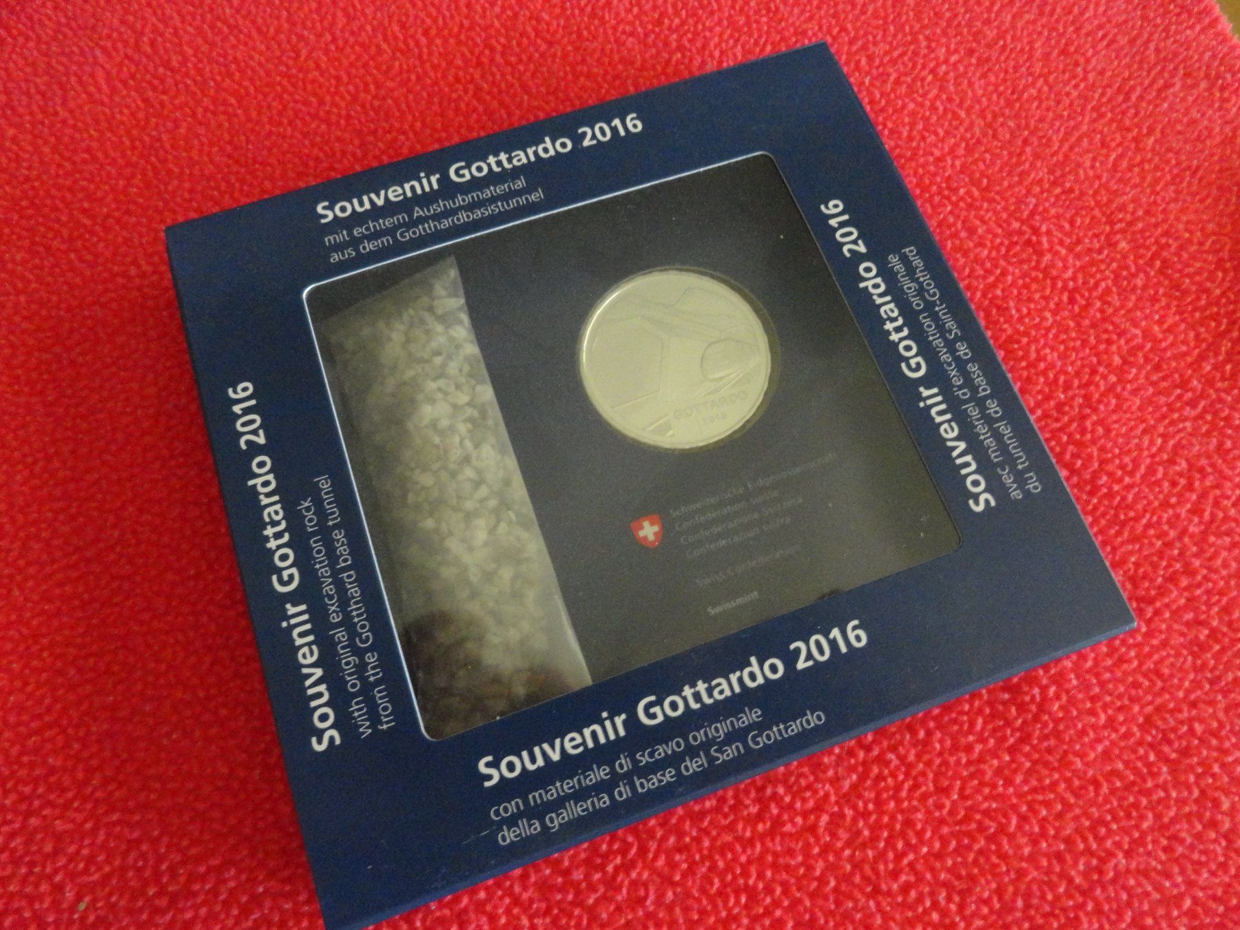 Tutti le monete: Souvenir Gottardo Silber 20 Fr. und echtem Aushubmaterial – Nuovo e nell'imballaggio originale da Gerlafingen venduto da Shiva_74