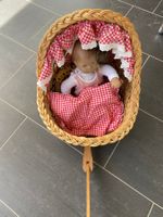 Puppenwagen geflochten mit Babypuppe