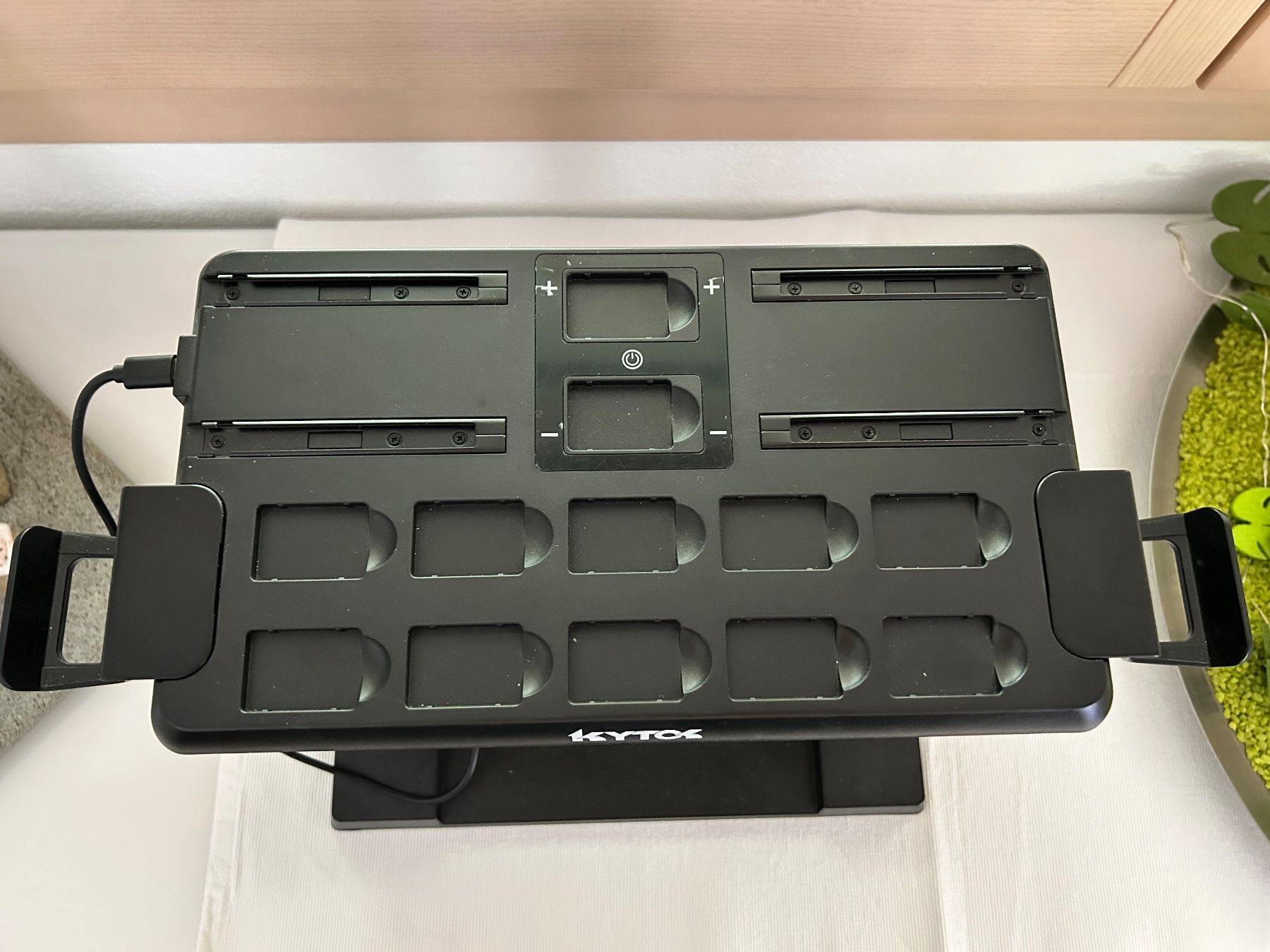 Autres décorations & accessoires: Nintendo Switch Ladestation und Spielkartenhalter – D'occasion à Sierre par lov_l7jv 1