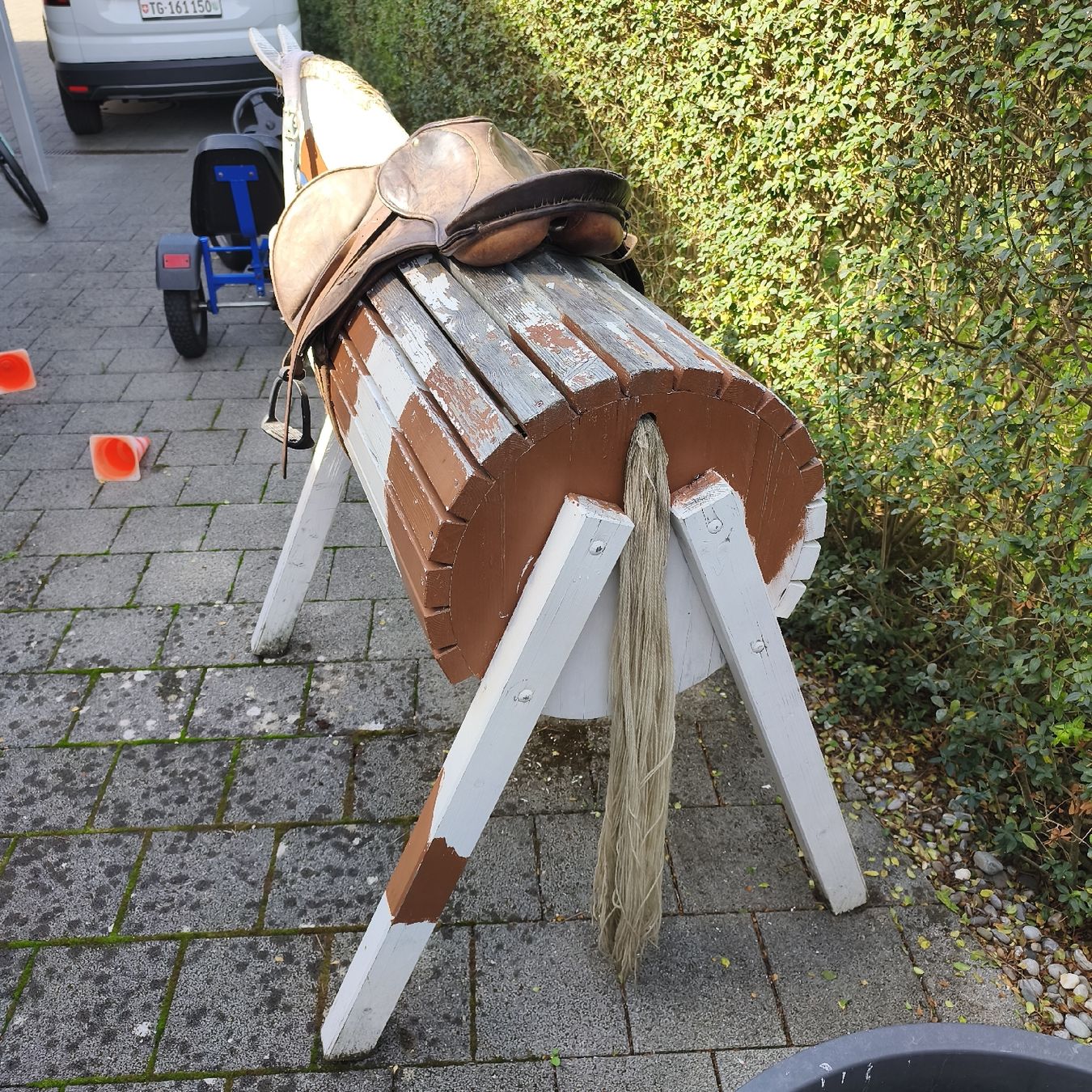 Giocattoli: grosses Holzpferd mit echtem Ledersattel! – Usato da Romanshorn venduto da hdbien 2