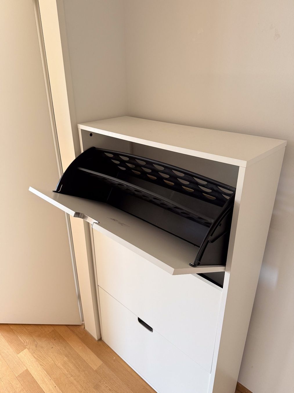 Armadi: Alles muss raus: Schuhschrank – Usato da Zürich venduto da heysmokey 2