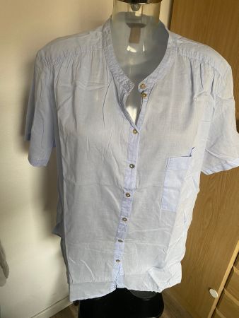 leichte kurzarm Bluse hellblau Grösse 48