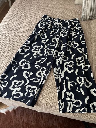 J.Crew 365 Hose Grösse 8 mit Blumenmuster dunkelblau