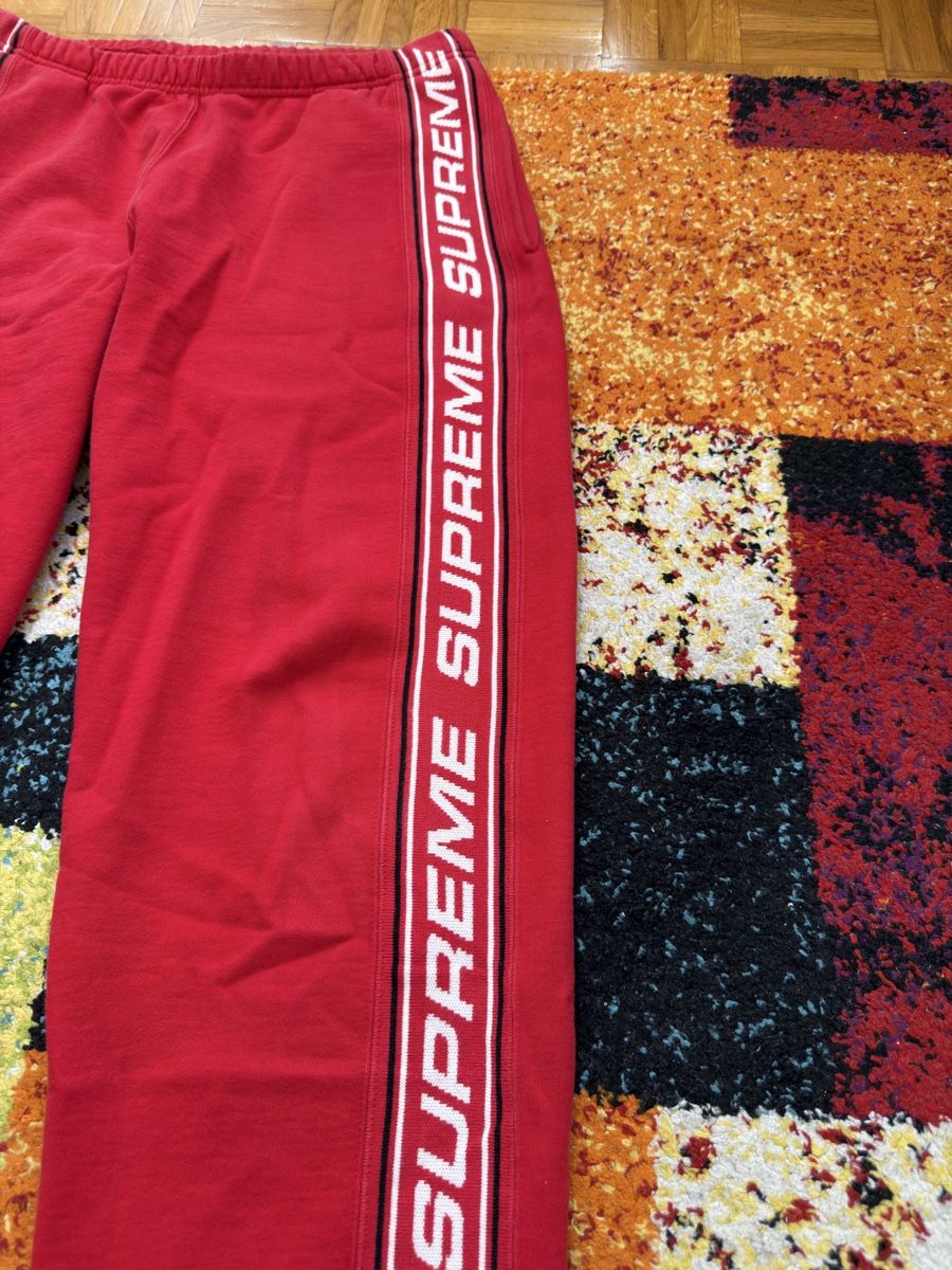 Supreme Pantaloni: Supreme sweatpant red – Nuovo (secondo la descrizione) da Yverdon-Les-Bains venduto da fir_7srk 3