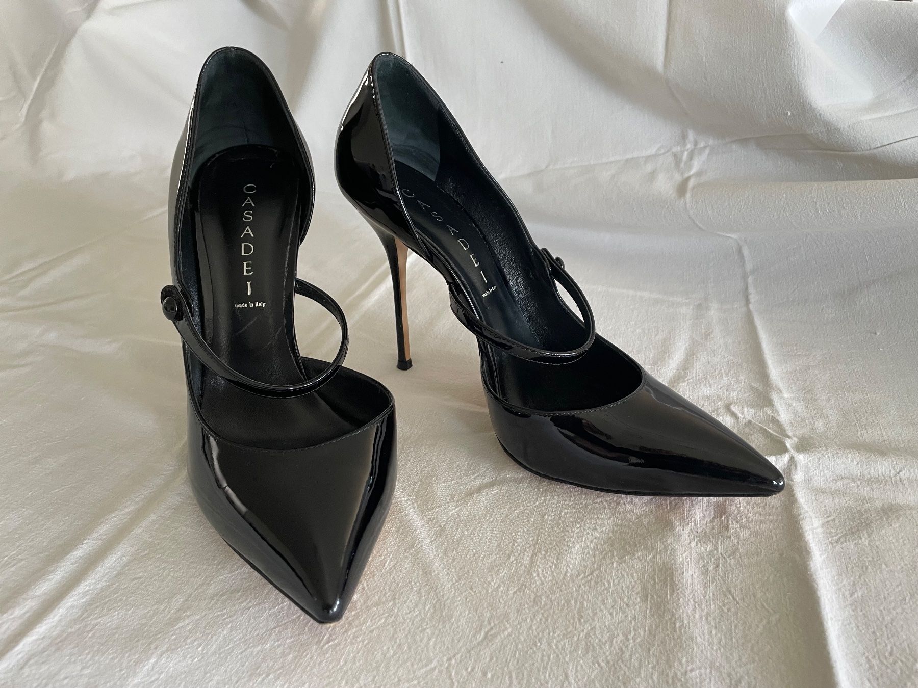 Casadei Scarpe da donna: Casadei schwarze Lackpumps mit Riemchen,  Gr. 39.5 – Usato da Luzern venduto da Moa09 1