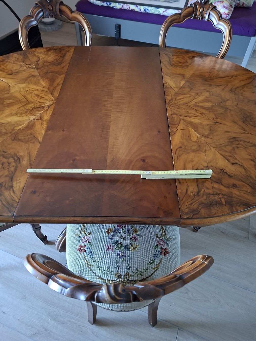 Tables: Louis Philippe Tisch mit Stühlen – D'occasion à Pfäffikon ZH par enderby01 1
