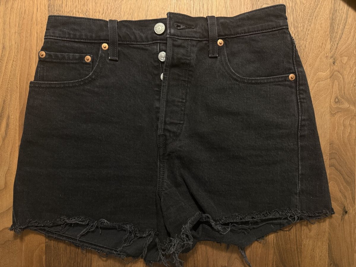 Levi's Hosen: Schwarze Levis Jeans Hotpants Gr.28 – Gebraucht aus Biel/Bienne von fabuena