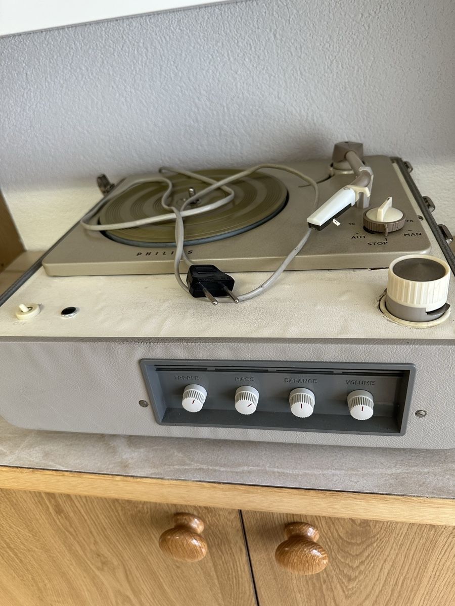 Philips Giradischi: Antiker Röhrenplattenspieler Philips – Usato da Tschierv venduto da Screamingwolfguitars