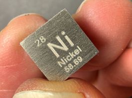 Nickel, Elementwürfel, Dichtewürfel mit Gravur 1x1x1cm