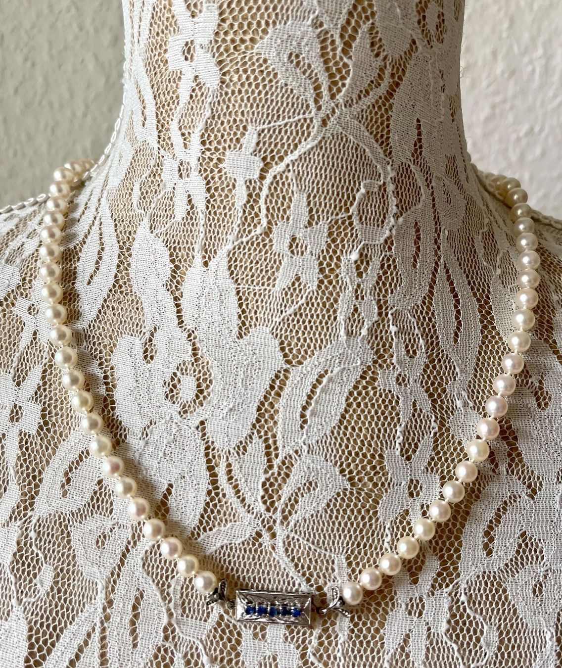 Catenine: Collier perles fermoir Or 18k et saphirs – Usato da Genève venduto da Annilu 3