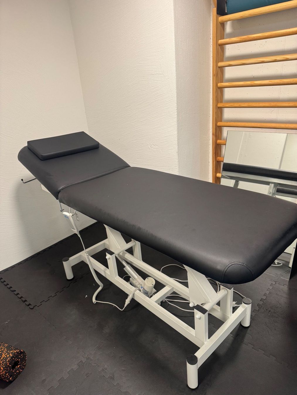 Sedie a sdraio: Elektrisch verstellbare Physio- / Massageliege – Usato da Bülach venduto da Volleyball_Academy 1
