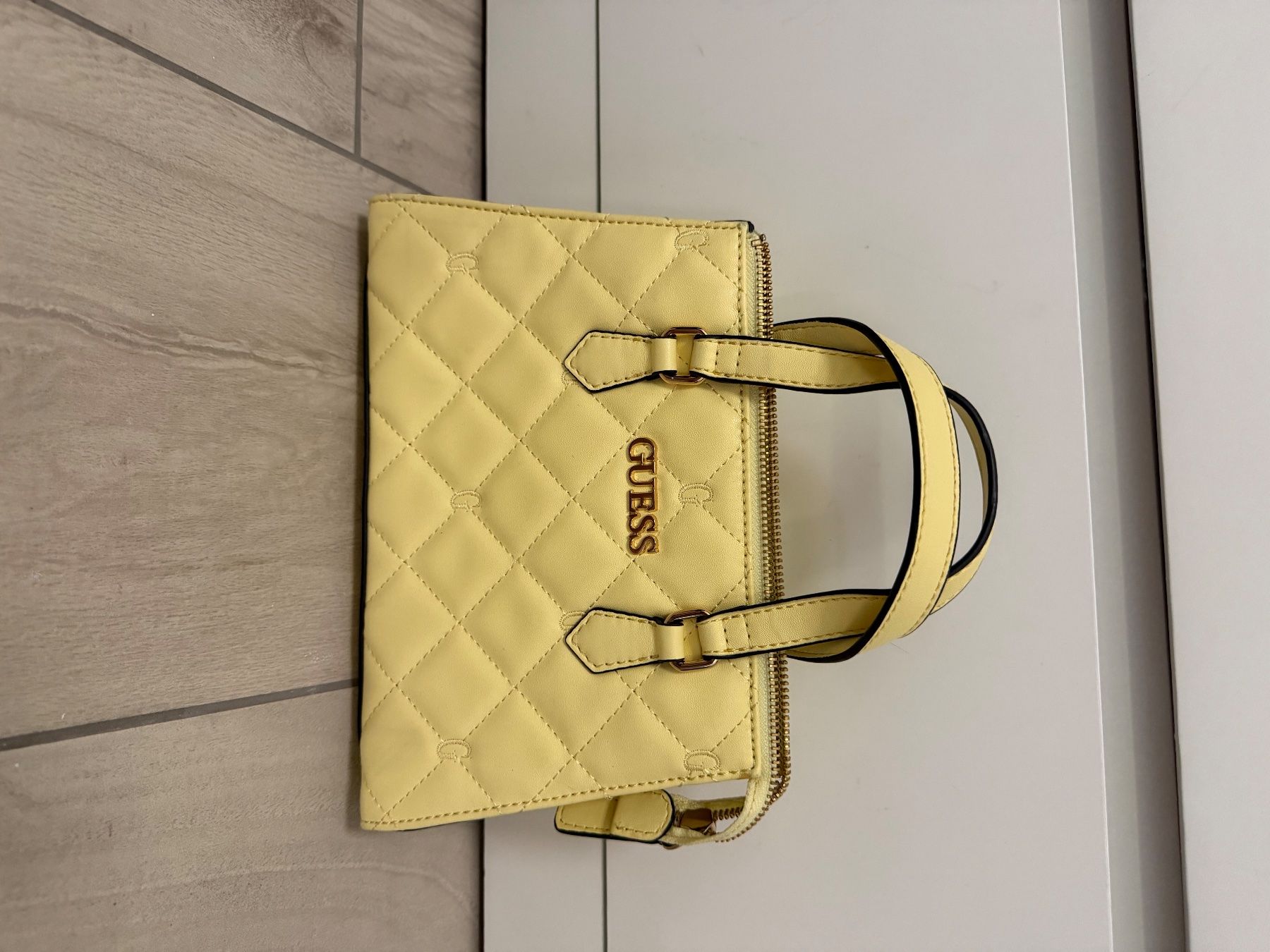 Guess Sacs femmes: Guess Handtasche – D'occasion à Neukirch (Egnach) par Rbischi