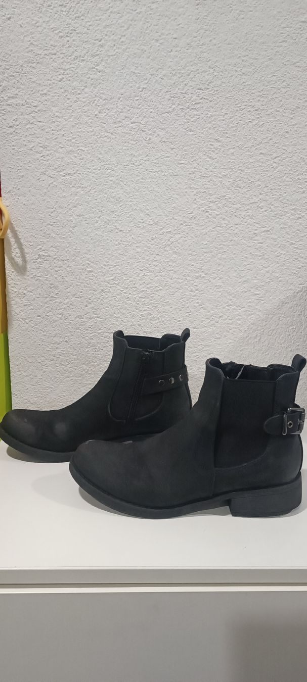Scarpe da donna: Schwarze Winterstiefeletten Gr. 38 – Usato da Zürich venduto da Sherin