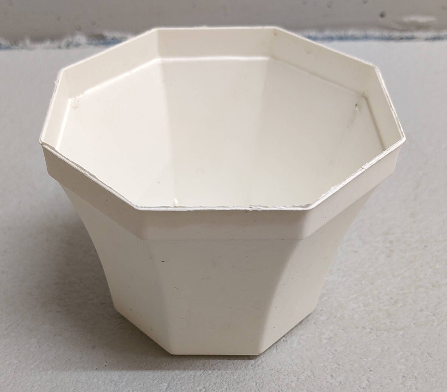 Pots de fleurs: weisser eckiger Pflanzenübertopf – D'occasion à Zürich par kba_579s